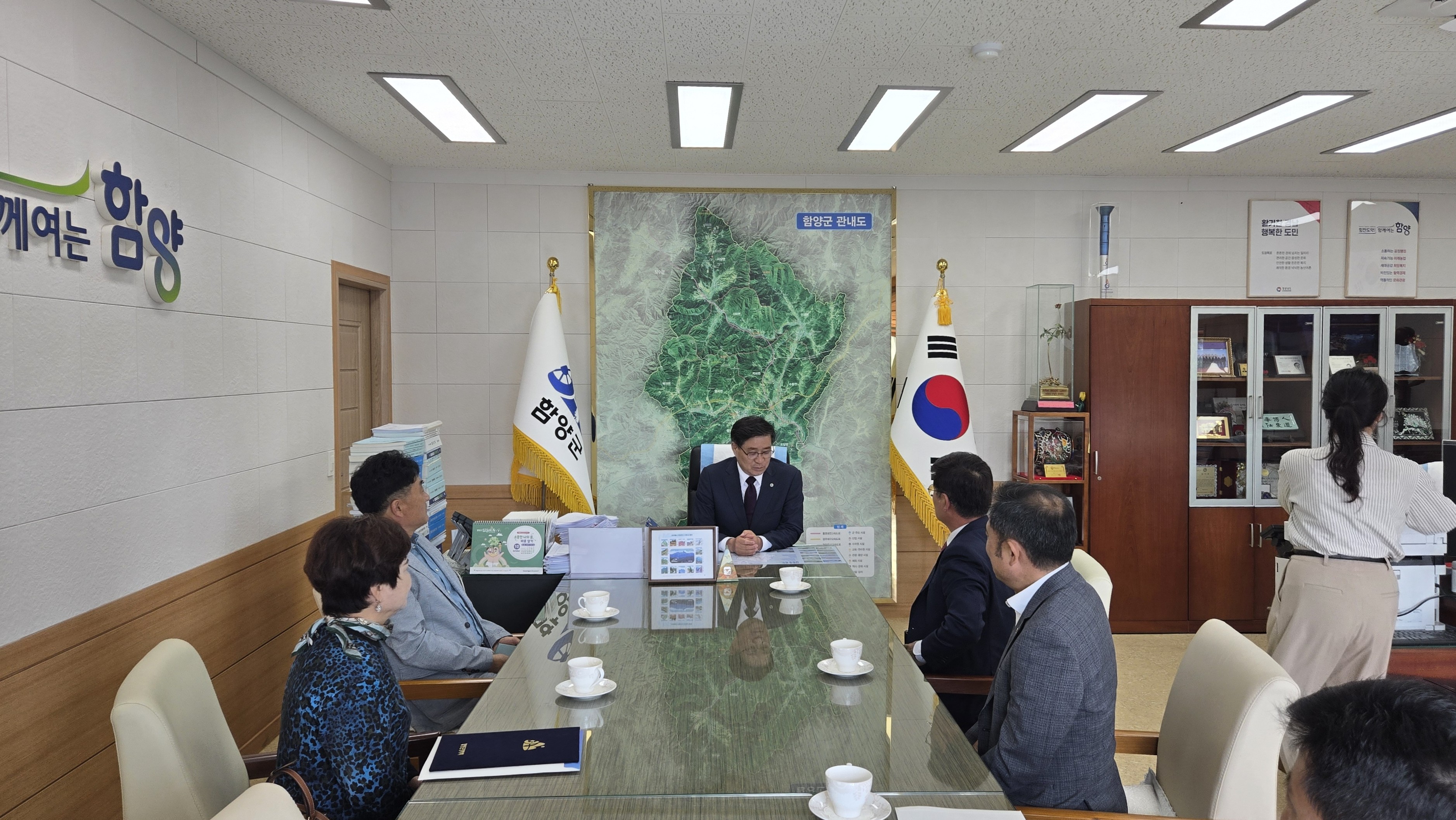 함양군운영위원회 장학기금 전달 및 함양군수 간담회